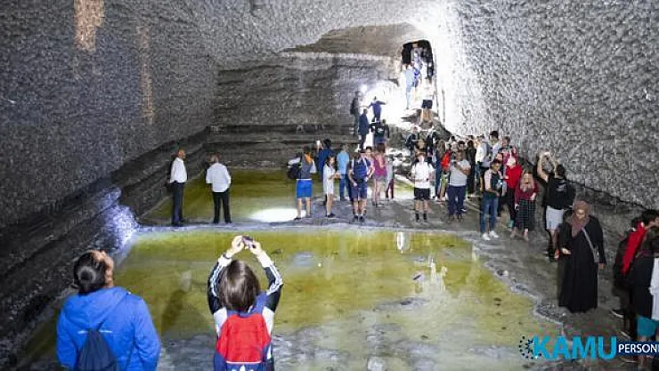 Iğdır'ın Tuzluca ilçesindeki Tuz Dağı, yerli ve yabancı turistler tarafından ziyaret akınına uğradı