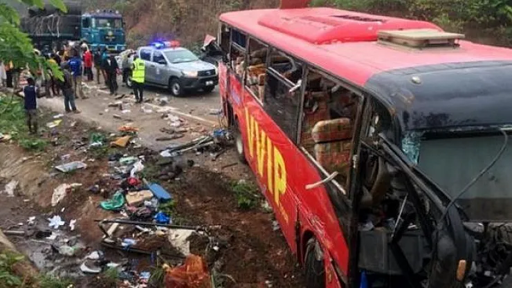 İki yolcu otobüsü çarpıştı: 60 ölü