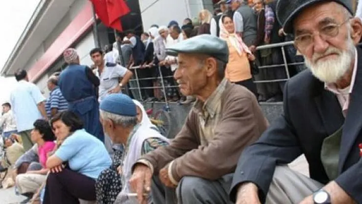 İktidara göre bütçe açığının sebebi emekliler!