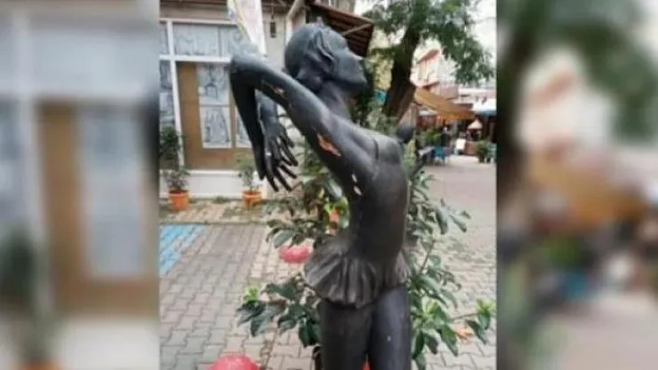İnsanoğlu böyle bir sapıklık görmedi- Balerin heykelini...