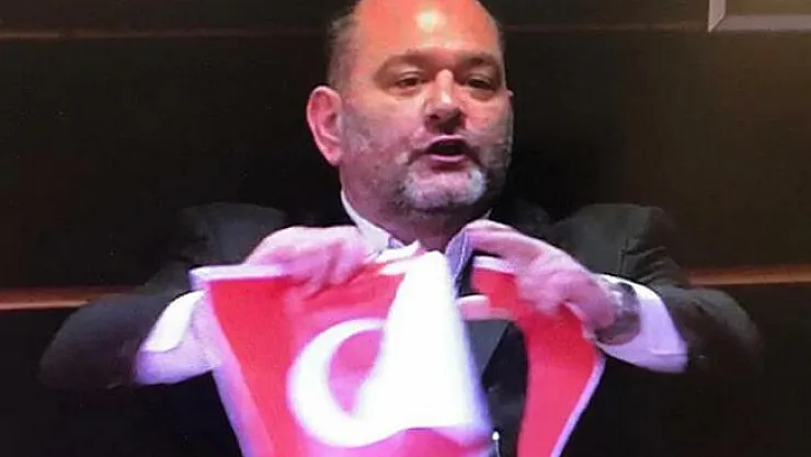 Irkçı Yunan Vekil Lagos'un hadsiz hareketine tepkiler büyüyor! ''Avrupa İslam karşıtlığı ve ırkçılığa artık dur demeli''