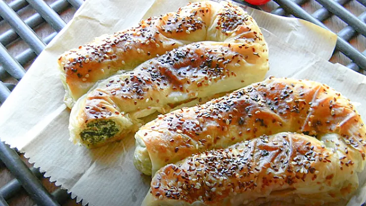 Ispanaklı peynirli kol böreği nasıl yapılır? MasterChef Ispanaklı peynirli kol böreği tarifi!