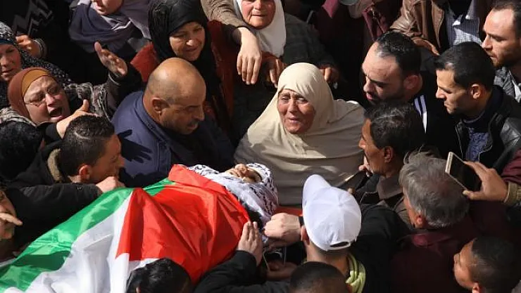 İsrail askerlerinin şehit ettiği Filistinli genç toprağa verildi