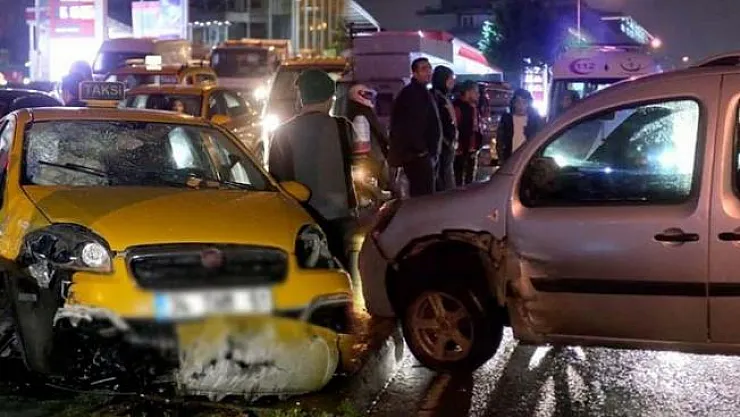 İstanbul Beyoğlu'nda trafik kazasında 1'i ağır 2 kişi yaralandı