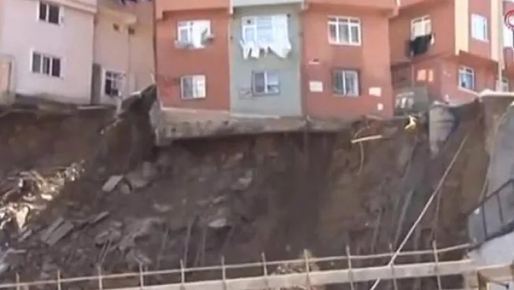 İstanbul Kağıthane'de Canlı Yayın Sırasında Bir Bina Çöktü