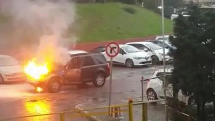 İstanbul Kağıthane'de Seyir halindeki bir cip alev alev yandı