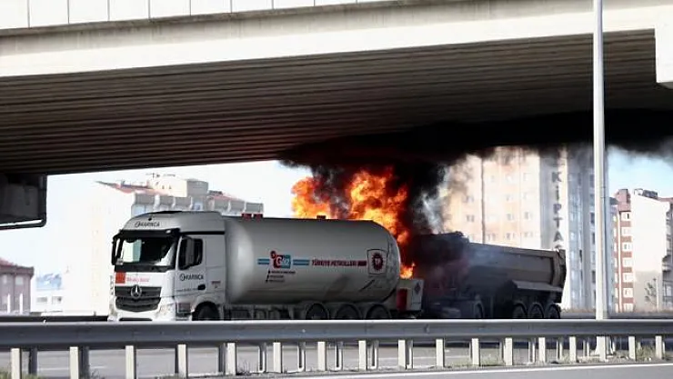 İstanbul Küçükçekmece'de Harfiyat Kamyonu İle Tanker Çarpıştı