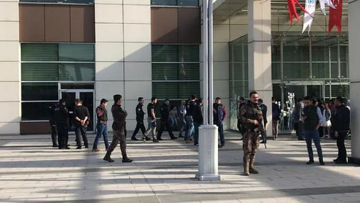 İstanbul, Sultangazi'de Evlendirme Dairesi Önünde Silahlı Kavga! Yaralılar Var