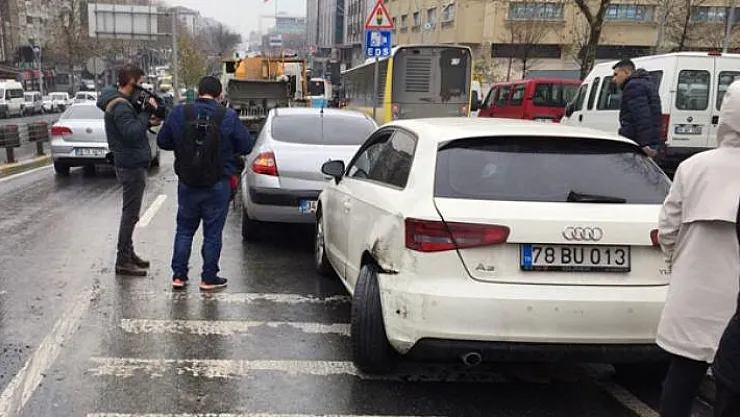 İstanbul Sultangazi'de zincirleme kaza- 15 araç birbirine girdi