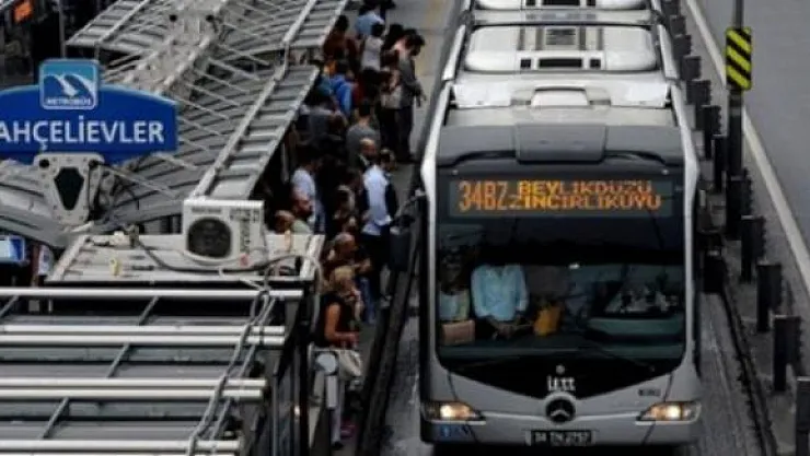 İstanbul'da Bir Metrobüs Kazası Daha: Yaralılar Var