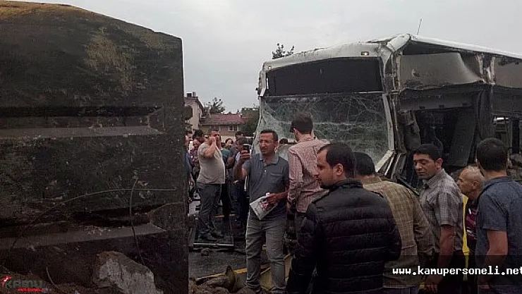 İstanbul'da Metrobüs Kazası ! Kaza Nedeniyle Bazı Seferler Aksadı