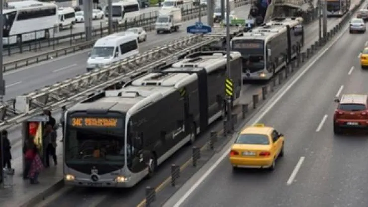 İstanbul'da Metrobüsler Çarpıştı !