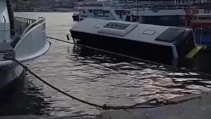 İstanbul'da Şok Edici Kaza: Park Halindeki Otobüs Denize Uçtu!
