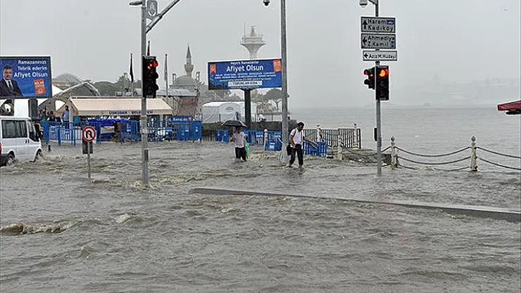 İstanbul'da yeniden gök delinecek! Valilik saat vererek uyarı yaptı: Bu saatlerde kimse dışarı çıkmasın