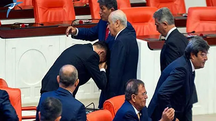 İYİ Parti'li Arkaz MHP Lideri Bahçeli'nin Elini Öptü