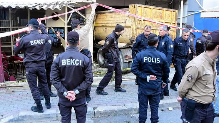 İzmir Bayraklı'da Freni Boşalan Kamyon Kahvehaneye Daldı! Çok Sayıda Ölü ve Yaralı Var