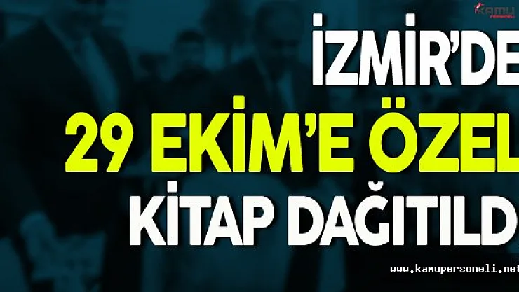 İzmir'de 29 Ekim'e Özel Kitap Dağıtıldı