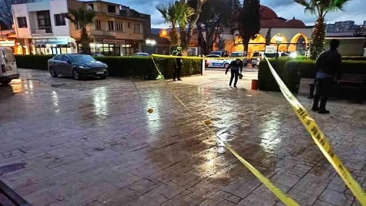 İzmir'de Belediyeye Zorla Girmeye Çalışan Kişi Vurularak Etkisiz Hale Getirildi