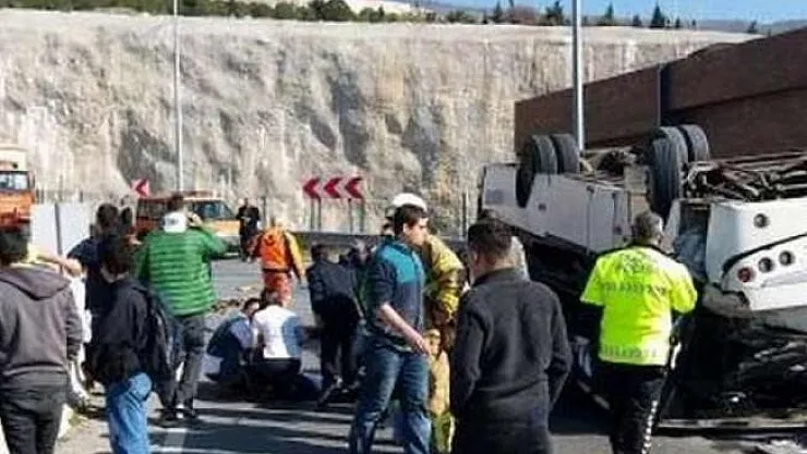 İzmir'de Down Sendromluları Taşıyan Midibüs Devrildi ! Çok Sayıda Yaralı Var
