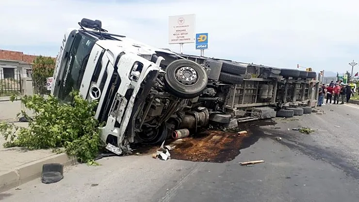 İzmir'de feci kaza! TIR'ın altında kalan 2 kişi hayatını kaybetti