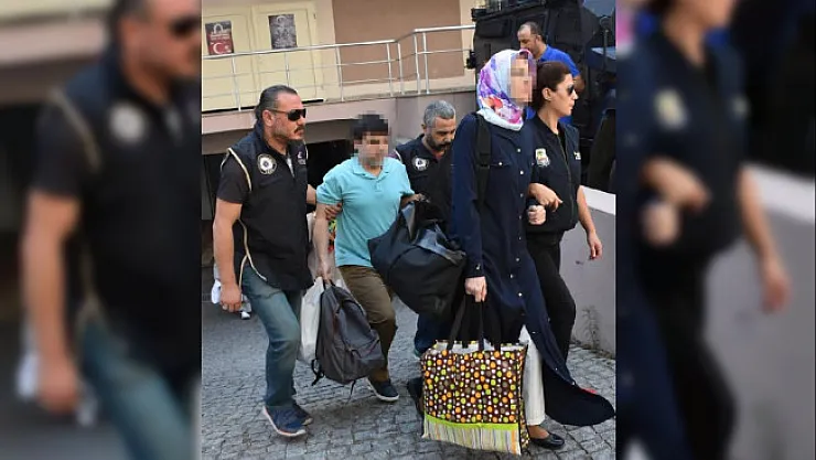 İzmir'de FETÖ üyesi ve eşi 448 Bin 468 Dolarla Yakalandı