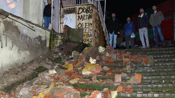 İzmir'de iki katlı binanın balkonu çöktü