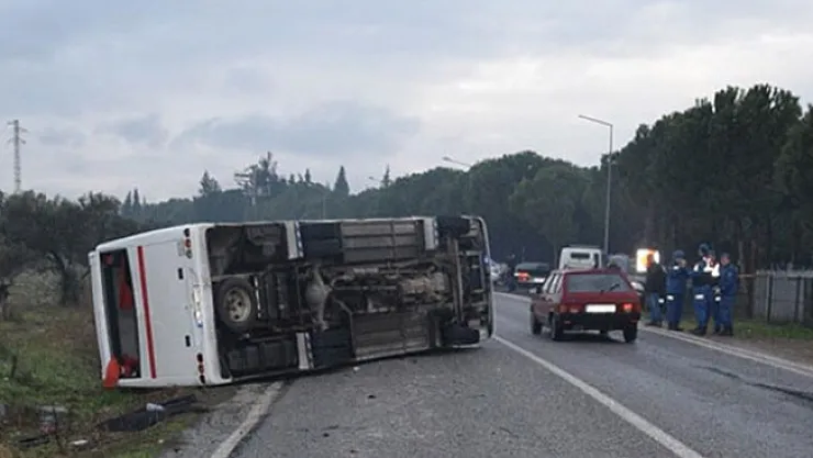 İzmir'de İşçi Servis Midibüsü Devrildi: 2'si Ağır 17 Yaralı Var