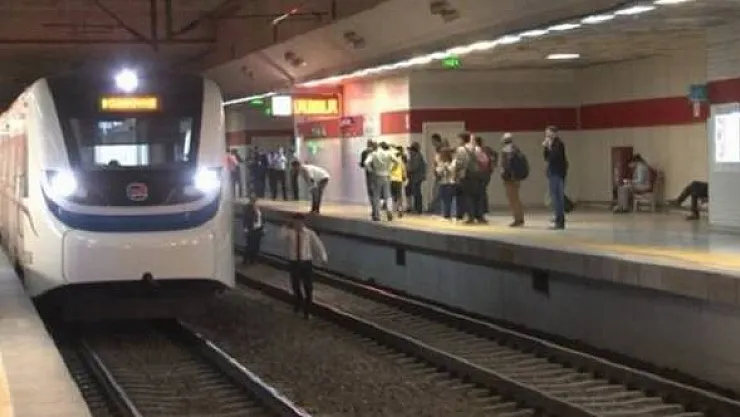 İzmir'de Korkunç Olay ! İZBAN'da Bir Kişi İntihar Etti