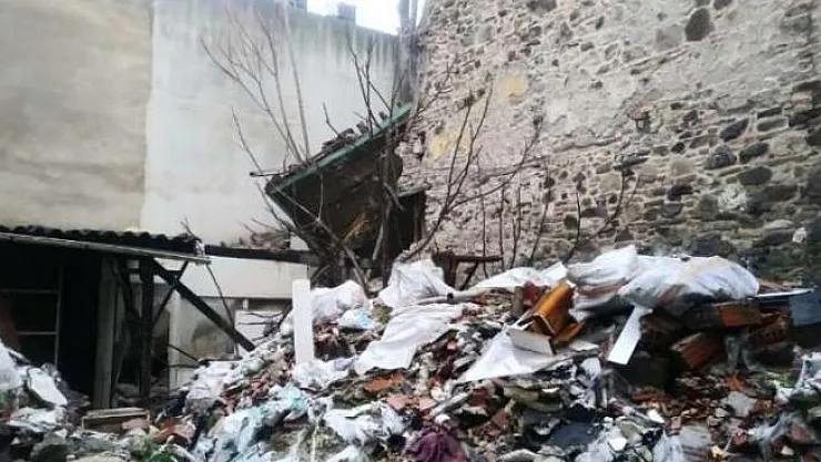 İzmir'de Tarihi Bina Çöktü! Enkaz Altında Kalan Var