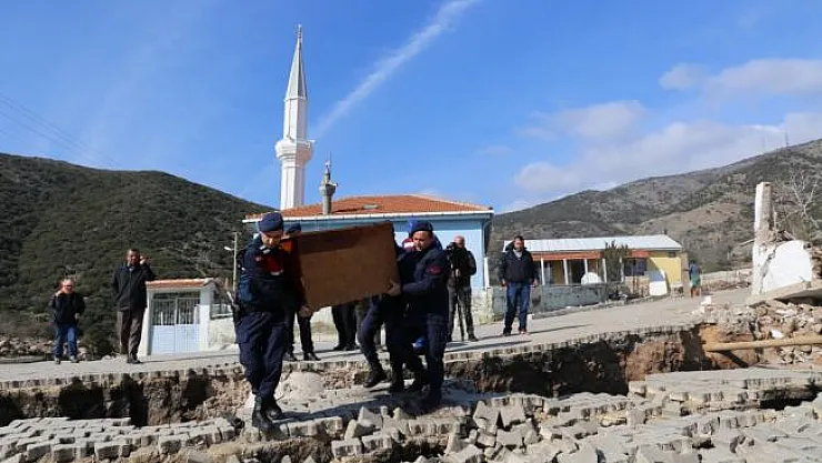 İzmir'de toprak kayması sonucu 10 ev tahliye edildi