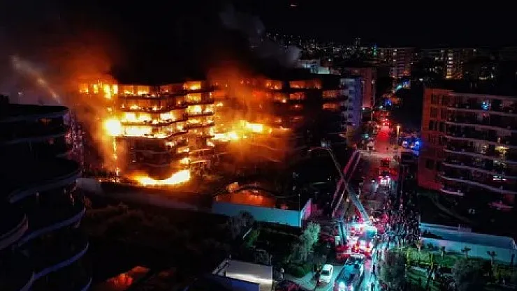 İzmir'in lüks sitesinde çok büyük yangın: Camdan atlayanlar oldu! Sabaha karşı anca kontrol altına alındı..