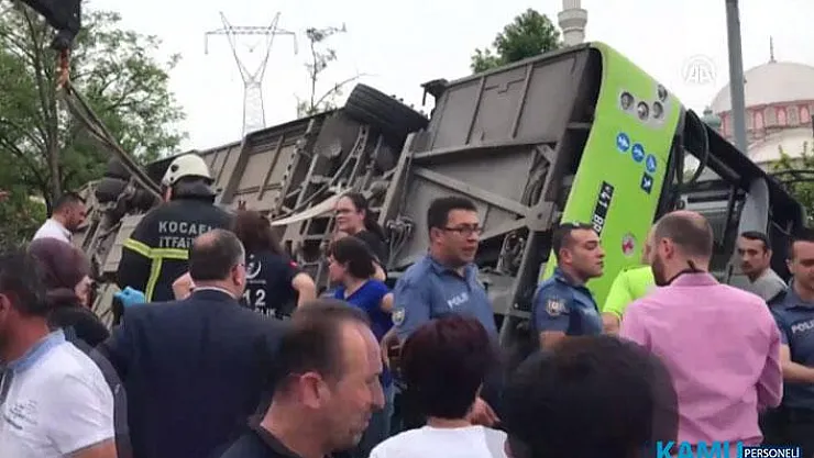 İzmit'te Belediye Halk Otobüsü Devrildi! Çok Sayıda Yaralı Var