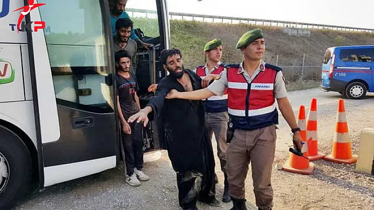 Jandarmadan Kaçan Minibüsten Ölü ve Yaralı Kaçak Göçmenler Çıktı!