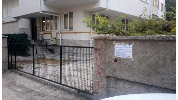 Kapısına çöp attırmamak için duvara öyle bir yazı yazdı ki.. Bir daha kimse çöp atamadı!