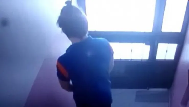 Kargo görevlisinden apartman girişinde skandal hareket! Saniye Saniye görüntülendi