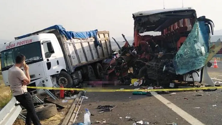 Katliam gibi kaza! TIR yolcu otobüsüne çarptı! Çok sayıda ölü ve yaralı var!