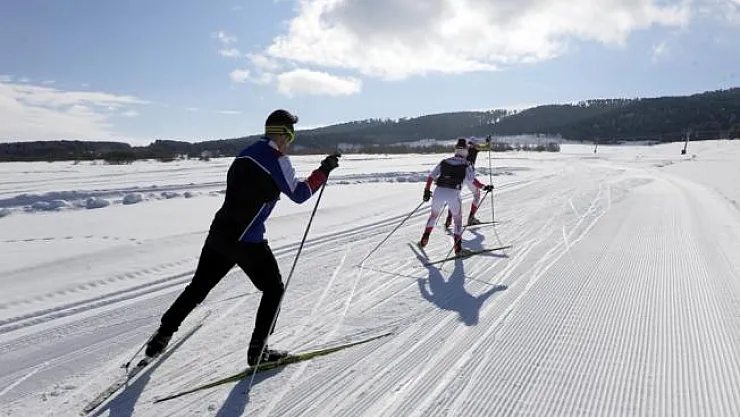 Kayaklı koşucular Ardahan'da mutlu