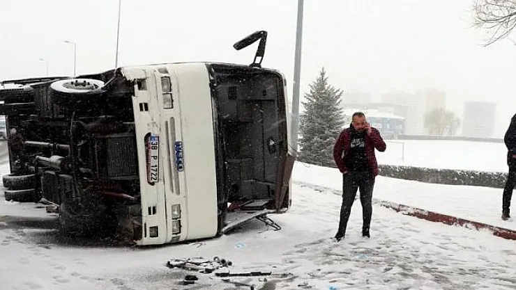 Kayseri Melikgazi'de trafik kazası! 21 kişi yaralandı