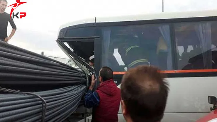 Kocaeli'nde Feci Kaza! İşçi Minibüsü ile Tır Çarpıştı Çok Sayıda İşçi Yaralı