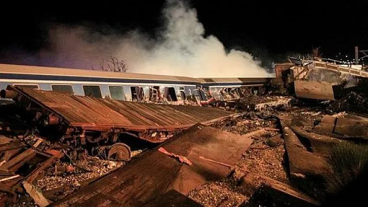 Komşuda korkunç tren kazası: İki tren çarpıştı! Çok sayıda ölü ve yaralı var