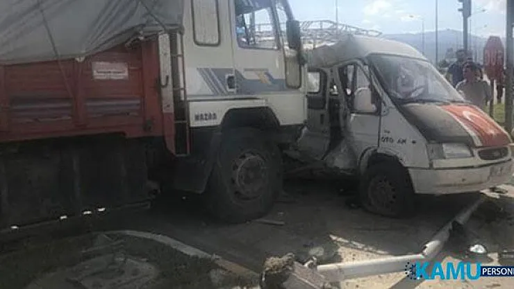 Konya, Akşehir'de Trafik Kazası! Minibüs İle Kamyonun Çarpıştı 13 Kişi Yaralandı