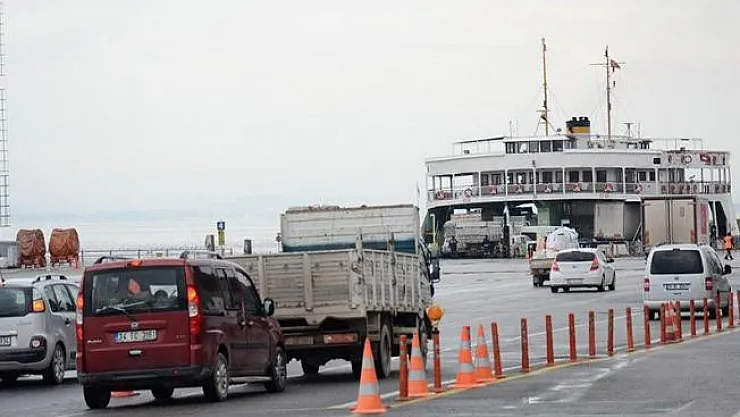 Köprü geçişlerine yapılan büyük zam sonrası vatandaş, feribotlara akın etti