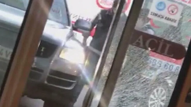 Korona testi yapmadılar diye arabasıyla acile girmek istedi!