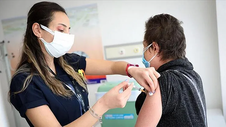 Koronavirüs aşısı olacaklar dikkat! BioNTech mi Sinovac aşısının yan etkisi daha fazla? Açıklandı!