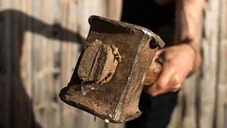 Küçük çocuk annesiyle tartıştığı için babasını balyozla öldürdü!