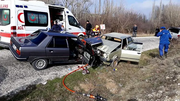 Kütahya'da iki otomobilin çarpışması sonucu 1 kişi öldü, 5 kişi yaralandı