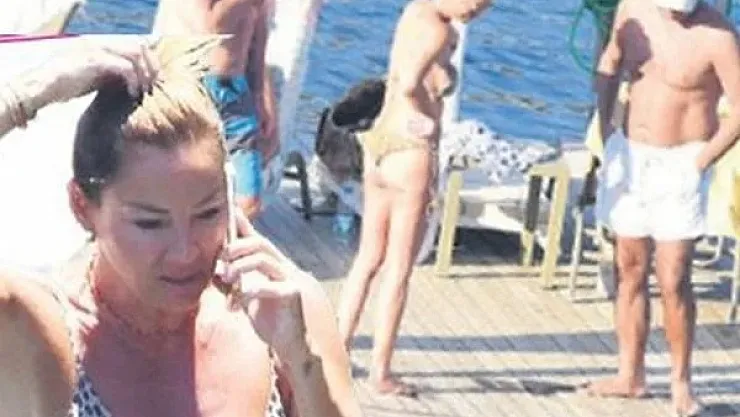 Leopar desenli bikinisiyle yakalanan Pınar Altuğ görenleri şaşkına çevirdi
