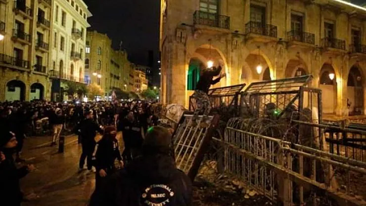 Lübnan'ın başkenti Beyrut'ta protesto ve olaylar sürüyor! Yaralı sayısı 400'ü aştı