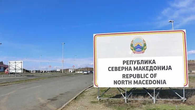 Makedonya-Yunanistan sınırına 'Kuzey Makedonya' tabelası konuldu