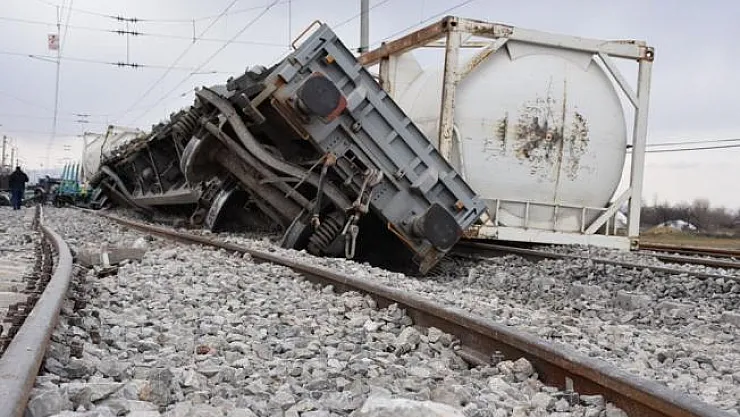 Malatya'da Tren Kazası! Lokomotiften Ayrılan Vagınlar Yük Trenine Çarptı